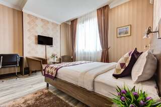 Отель Bishkek Centrum Hotel Бишкек Улучшенный номер с кроватью размера «king-size»-3