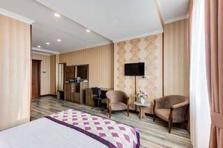 Отель Bishkek Centrum Hotel Бишкек Улучшенный номер с кроватью размера «king-size»-4