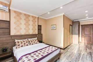 Отель Bishkek Centrum Hotel Бишкек Улучшенный номер с кроватью размера «king-size»-6