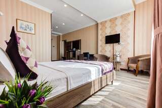 Отель Bishkek Centrum Hotel Бишкек Улучшенный номер с кроватью размера «king-size»-7